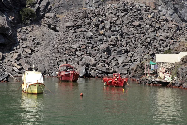 Old fishing boats in small bay on small volcanic island, Santori — Stock Photo, Image