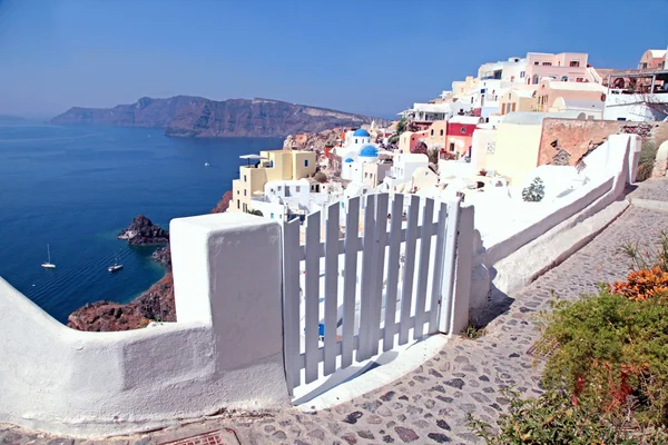Entrance white gate with the buildings, Oia, Santorini, Cyclades — Stok fotoğraf