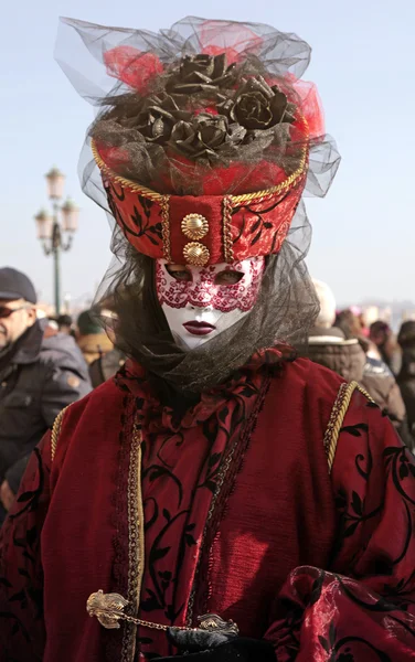 Mujer enmascarada disfrazada en la Plaza San Marco, Carnaval en Venecia —  Fotos de Stock