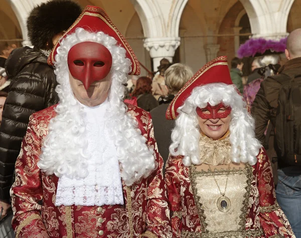 Masked persons in costume on San Marco Square, Carnival in Venice — Φωτογραφία Αρχείου