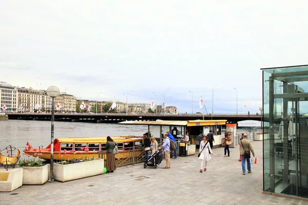 Mouettes boat stop alle rive lungo il Lago di Ginevra, Ginevra, Swit — Foto Stock