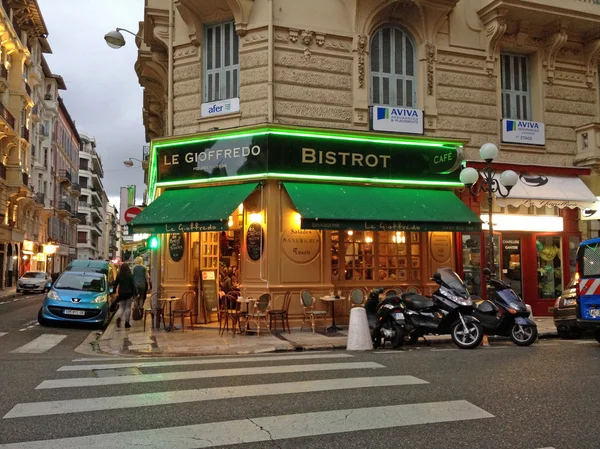 Paesaggio urbano serale con caffetteria all'aperto francese bistrot a Nizza, Francia — Foto Stock