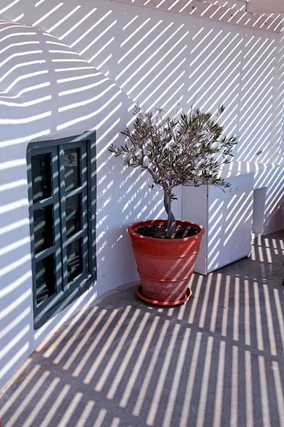 Belos detalhes arquitetônicos brancos com sombra listrada, Santo — Fotografia de Stock