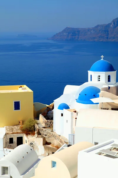 Chiesa ortodossa bianca e blu nel villaggio di Oia, Santorini — Foto Stock