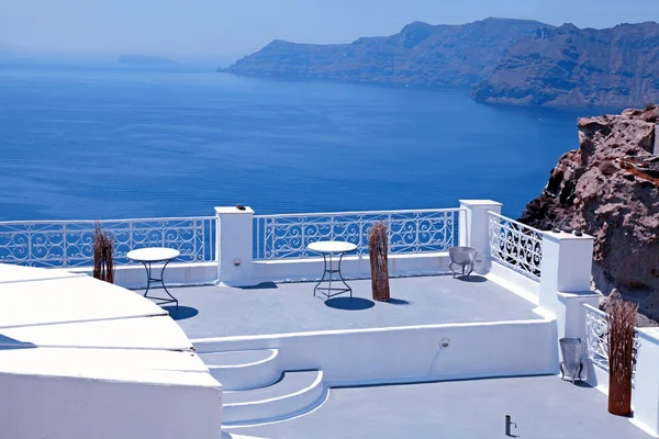 Hermosa terraza blanca con vistas al mar en Oia, Santorini, Cycla —  Fotos de Stock