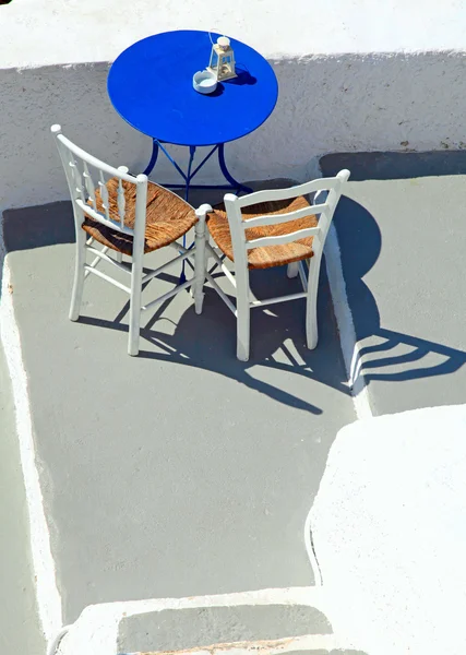 Синій стіл і стільці на терасі у ія, Санторіні, Кіклади, гр Ліцензійні Стокові Зображення