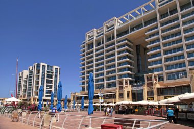 Modern binalar ve Ritz-Carlton otel, promenade Herzliya, İsrail