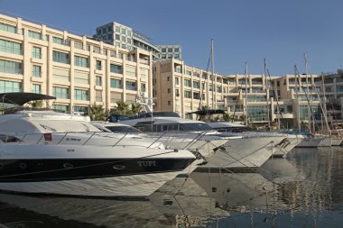 Marinada, Herzliya, İsrail demirleyen Modern mimarisi ve lüks yat