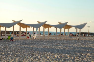 Herzliya Pituah İsrail'in kum plaj. Günbatımı ışık