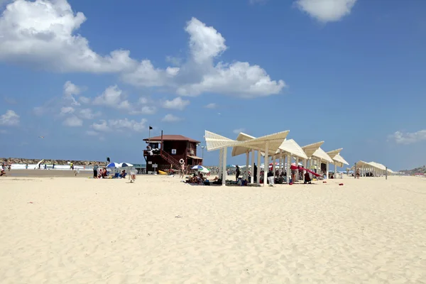 İnsanlar kum plaj Herzliya Pituah, İsrail. — Stok fotoğraf