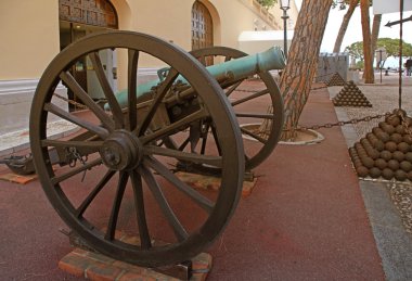 Cannon ve top Top Kraliyet Sarayı, Monaco, Monte-Carlo yakınlarında.