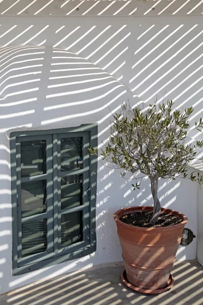 Belos detalhes arquitetônicos brancos com sombra listrada, Santo — Fotografia de Stock