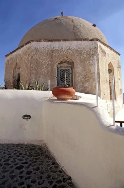 Antigua iglesia en la isla de Santorini, Cícladas, Grecia . —  Fotos de Stock