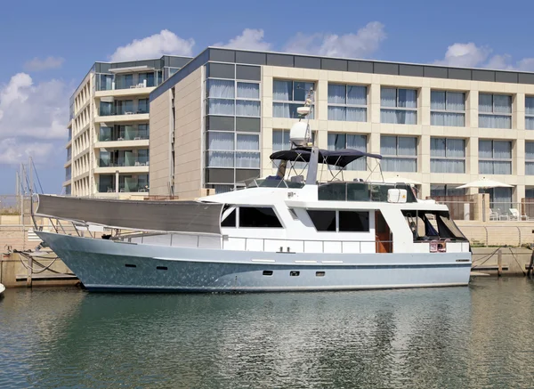 Modern apartments and white luxury yacht moored at marina — Stock Photo, Image