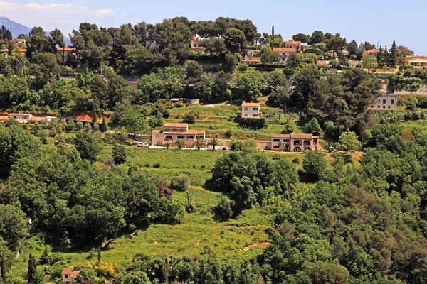 Hermosa vista de la colina verde y mansiones en Provenza, Fra del Sur — Foto de Stock