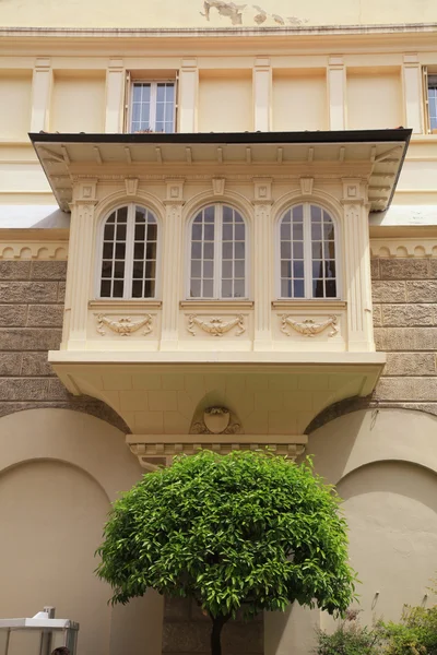 Varanda francesa com janelas em arco, Mônaco, Monte Carlo . — Fotografia de Stock