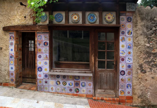 Pequeña casa vintage con decoración de azulejos mediterráneos majolica —  Fotos de Stock