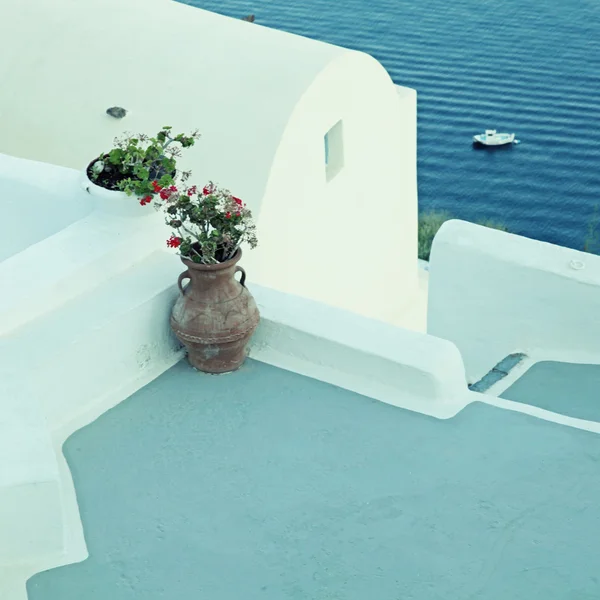 Terraza con vistas al mar, Oia, isla de Santorini, Grecia al atardecer —  Fotos de Stock