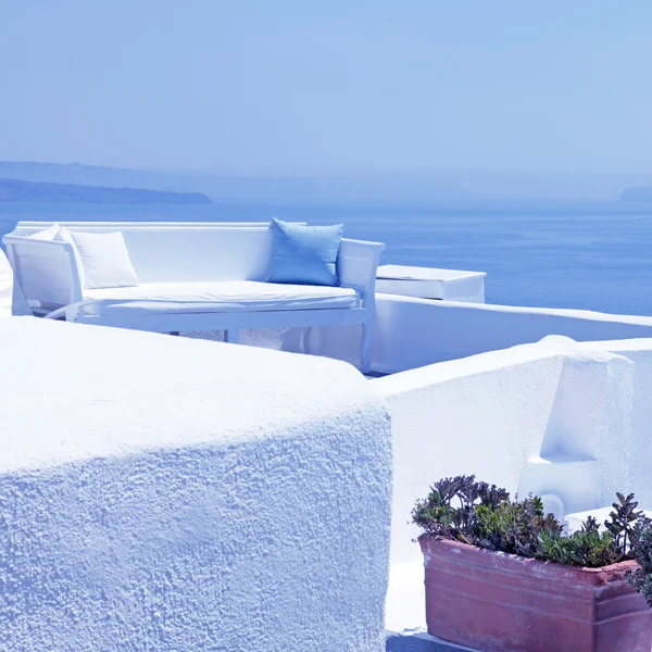La terraza con vistas al mar con sofá blanco, Santorini, Grecia —  Fotos de Stock