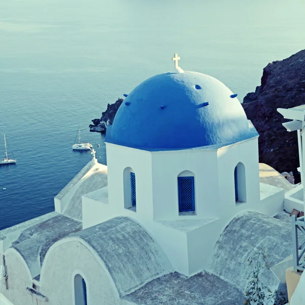 Iglesia griega ortodoxa en el pueblo de Oia, Santorini, vista al mar . — Foto de Stock