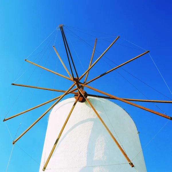 ギリシャ、サントリーニ島イア村の風車. — ストック写真