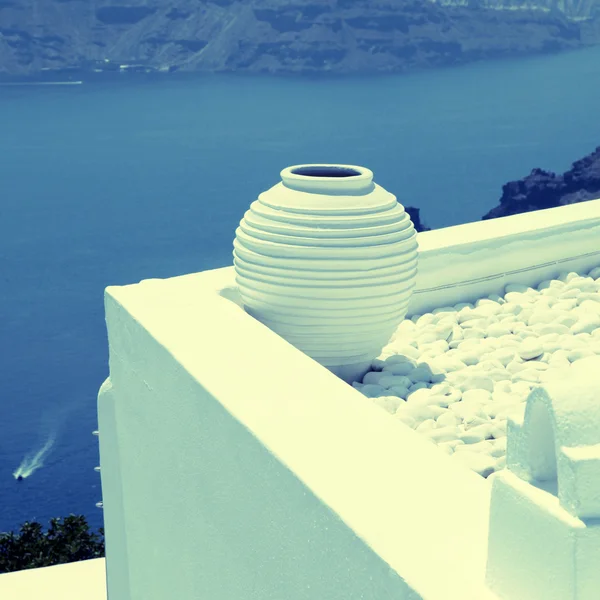 Weißer griechischer Topf auf weißer Terrasse, oia, santorini, cyclades, gree — Stockfoto