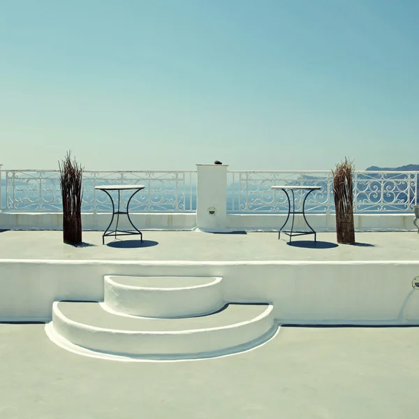 Hvit terrasse med utsikt over havet i Oia, Santorini – stockfoto