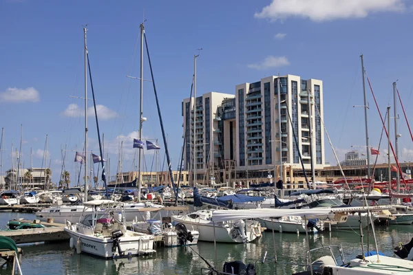 Vitorlás jachtok és a modern épületek, Herzliya Marina, Izrael. — Stock Fotó