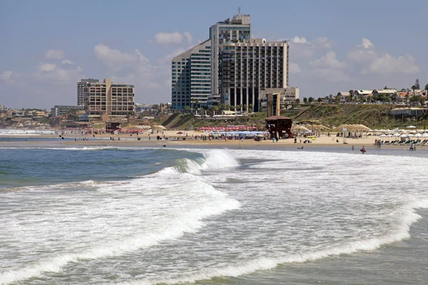 Playa de arena del mar Mediterráneo y hoteles modernos en Herzli — Foto de Stock