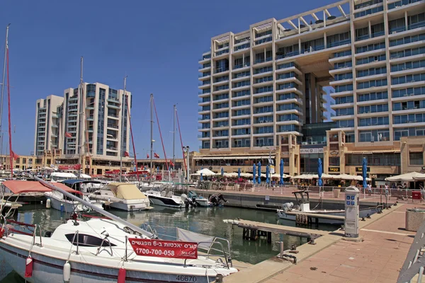 Yacht, promenade and Ritz-Carlton hotel in Herzliya Marina, Isra — Stock Photo, Image