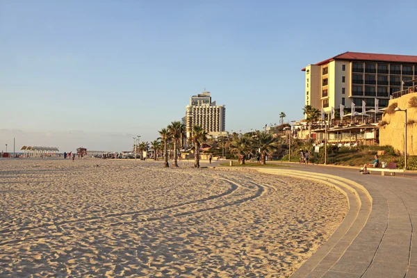 Zandstrand en moderne hotels in Herzliya Pituah, Israël. — Stockfoto