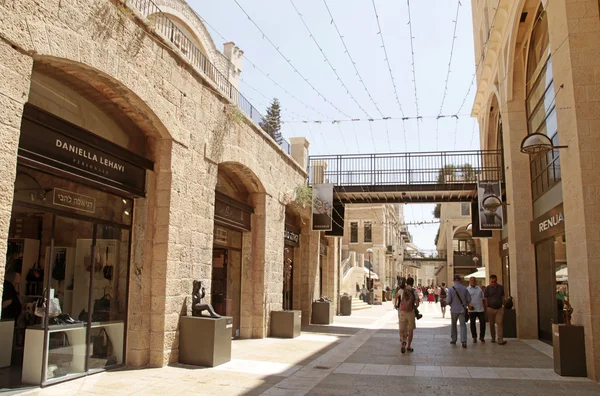 Gente en el moderno centro comercial Mamilla en Jerusalén, Israel . — Foto de Stock