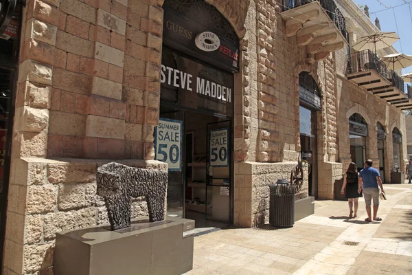 Steve Madden boutique at modern Mamilla shopping mall  in Jerusa — Stok fotoğraf