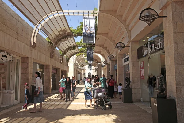 Gente en el moderno centro comercial Mamilla en Jerusalén, Israel . — Foto de Stock