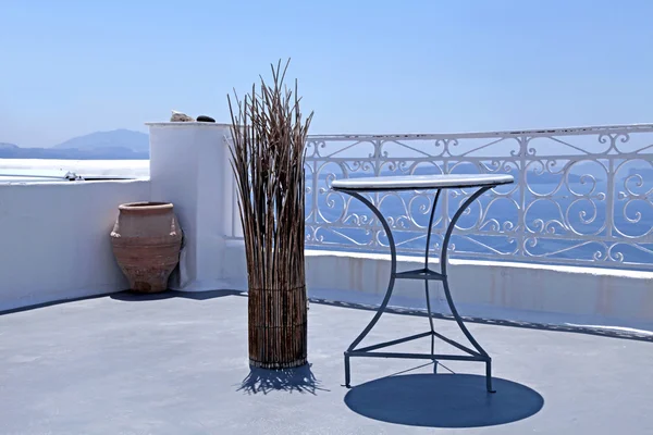 Belo terraço branco com vista para o mar em Oia, Santorini, Cycla — Fotografia de Stock