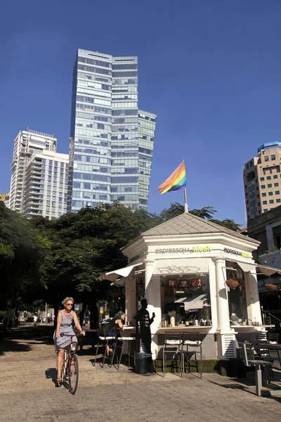 Hermoso paisaje urbano con rascacielos y café callejero en el bulevar — Foto de Stock