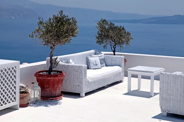 Beautiful koppla av havsutsikt terrass med vit soffa, Santorini, Gre — Stockfoto