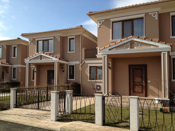 Ряд современных таунхаусов
