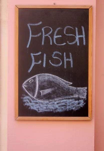 Chalk blackboard sign "Fresh fish" in fish restaurant — Stock Photo, Image