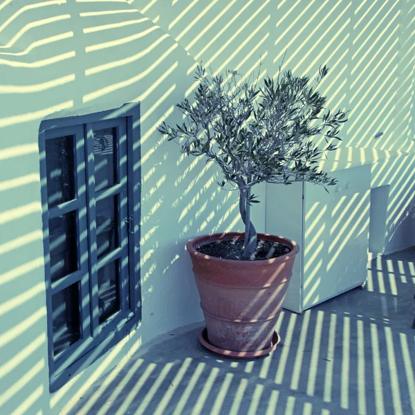 Όμορφο λευκό αρχιτεκτονικές λεπτομέρειες με ριγέ σκιά, Σάντο — Φωτογραφία Αρχείου