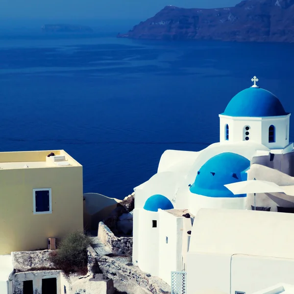 Chiesa ortodossa bianca e blu nel villaggio di Oia, Santorini — Foto Stock