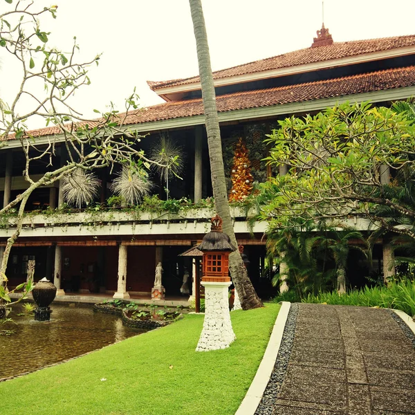 在 （印度尼西亚，巴厘岛的热带花园度假村酒店) — 图库照片