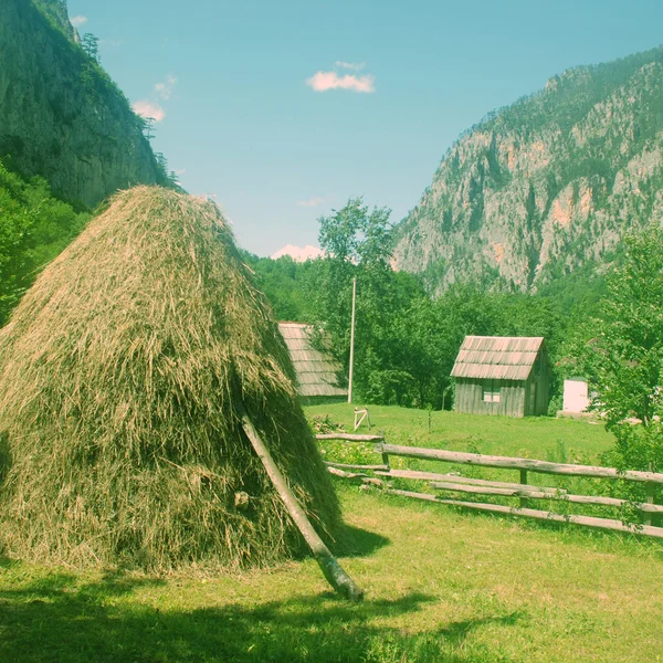 Bergdorp en hooibergen (Montenegro) — Stockfoto