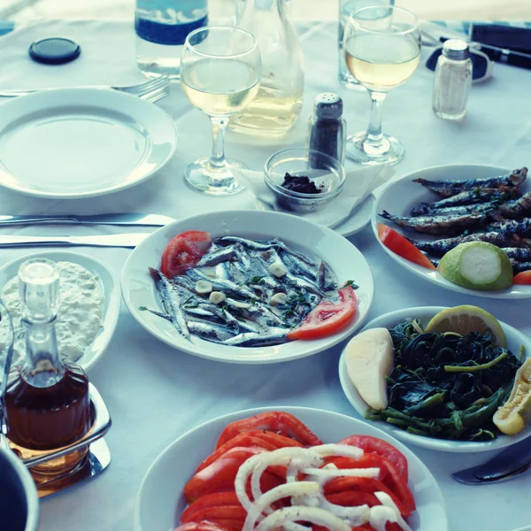 Grieks eten in traditionele taverne (Kreta, Griekenland) — Stockfoto