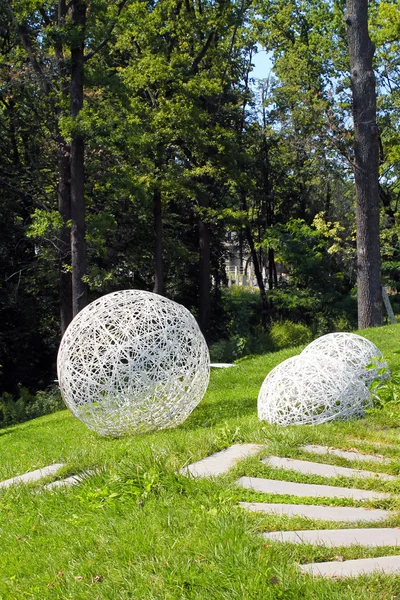 Decoratieve ronde lampjes die buiten in de tuin — Stockfoto