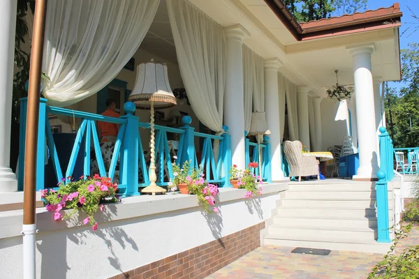 Belle terrasse avec des meubles colorés lumineux dans le restaurant de campagne — Photo