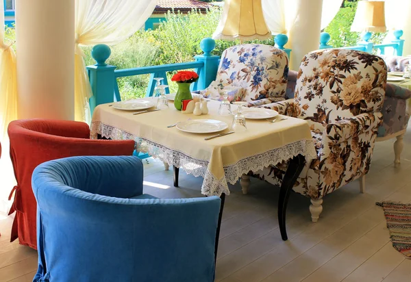 Hermosa terraza con muebles de colores brillantes en el restaurante del país — Foto de Stock