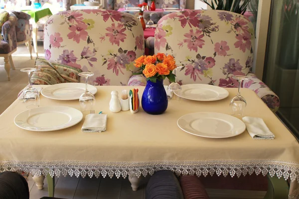 Schöne Terrasse mit hellen Möbeln im Landhausrestaurant — Stockfoto