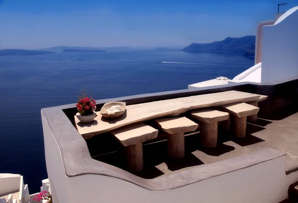 Belo terraço branco com vista para o mar na ilha de Santorini, Oia , — Fotografia de Stock