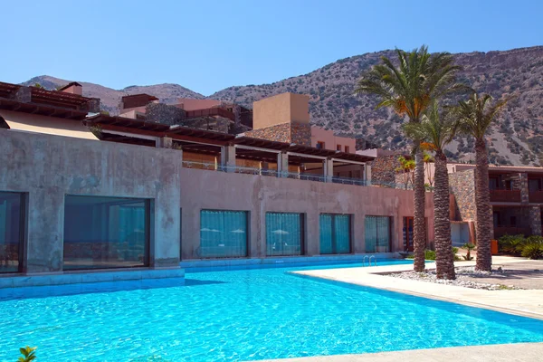 Sommar badort med terrass och pool (Grekland) — Stockfoto